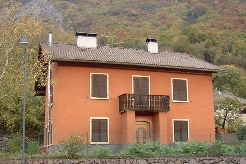 Das Land nimmt das ehemalige Straßenwärterhaus in Burgstall wieder in sein Vermögen auf und plant, dort einen neuen Sitz des Italienischen Roten Kreuzes einzurichten. (Foto: LPA/Amt für Vermögensgüter)