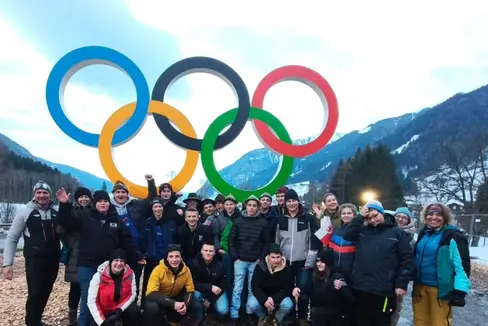 Dai banchi di scuola alle tribune della Südtirol Arena Alto Adige di Anterselva: grazie ad un’iniziativa del Ministero dell’Istruzione che ha coinvolto la Provincia di Bolzano, 1400 studenti di 56 scuole dell’Alto Adige hanno vinto un biglietto gratuito per le gare di biathlon durante i Giochi olimpici invernali di Milano Cortina 2026. (Foto: Scuola professionale per l'agricoltura e l'economia domestica Salern)