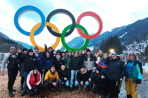 Dai banchi di scuola alle tribune della Südtirol Arena Alto Adige di Anterselva: grazie ad un’iniziativa del Ministero dell’Istruzione che ha coinvolto la Provincia di Bolzano, 1400 studenti di 56 scuole dell’Alto Adige hanno vinto un biglietto gratuito per le gare di biathlon durante i Giochi olimpici invernali di Milano Cortina 2026. (Foto: Scuola professionale per l'agricoltura e l'economia domestica Salern)