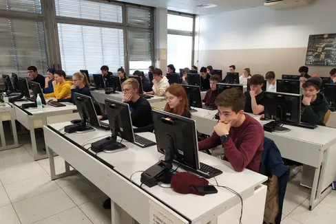 Konzentration gefragt: das landesweite Quiz zur Politischen Bildung, an dem sich in diesem Jahr 26 Schulen und 120 Schülerinnen und Schüler beteiligt haben. (Foto: LPA/Bildungsdirektion)