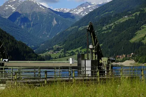 Il gestore della centrale idroelettrica di Santa Valburga-Pracomune dovrà investire un totale di 19 milioni di euro in misure ambientali per la durata della concessione. (Foto: ASP/Alperia)