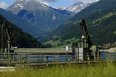 Il gestore della centrale idroelettrica di Santa Valburga-Pracomune dovrà investire un totale di 19 milioni di euro in misure ambientali per la durata della concessione. (Foto: ASP/Alperia)