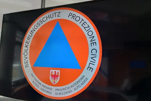 Coordinati e accompagnati dall'Agenzia per la Protezione civile, il 17 maggio alle 5 del mattino 10 membri dell'Associazione provinciale di soccorso Croce Bianca e del Comitato provinciale della Croce Rossa Italiana, del Soccorso acquatico Alto Adige e del Soccorso alpino e speleologico del CNSAS, con due veicoli di servizio in convoglio, partiranno dalla sede dell'Agenzia per la Protezione civile a Bolzano diretti a Roma, per l'insediamento di Papa Leone XIV. (Foto: USP/Maja Clara)