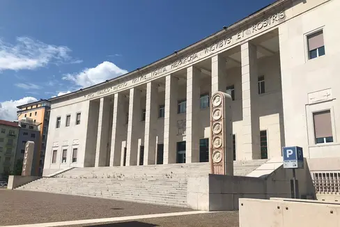 Das Land Südtirol übernimmt die ordentlichen und außerordentlichen Instandhaltungsarbeiten am Gerichtsgebäude in Bozen: Der entsprechenden Vereinbarung zwischen Region und Land hat die Landesregierung nun zugestimmt. (Foto: LPA)