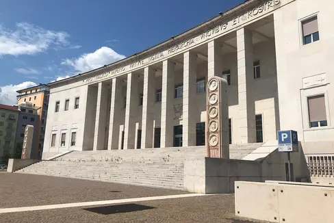 Das Land Südtirol übernimmt die ordentlichen und außerordentlichen Instandhaltungsarbeiten am Gerichtsgebäude in Bozen: Der entsprechenden Vereinbarung zwischen Region und Land hat die Landesregierung nun zugestimmt. (Foto: LPA)