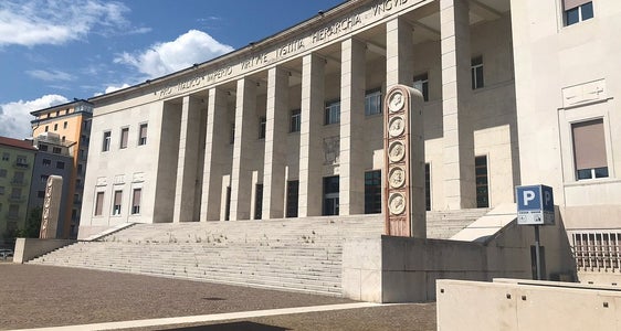 Das Land Südtirol übernimmt die ordentlichen und außerordentlichen Instandhaltungsarbeiten am Gerichtsgebäude in Bozen: Der entsprechenden Vereinbarung zwischen Region und Land hat die Landesregierung nun zugestimmt. (Foto: LPA)