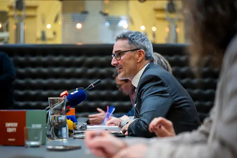 „Junge Menschen bleiben dort, wo sie Arbeit, Wohnraum und Lebensqualität finden“, betonte Landeshauptmann Arno Kompatscher. „Mit gezielten Investitionen, moderner Arbeitsmarktpolitik und leistbarem Wohnen schaffen wir die Voraussetzungen dafür, dass junge Südtirolerinnen und Südtiroler ihre Zukunft hier aufbauen können.“ (Foto: LPA/Fabio Brucculeri)