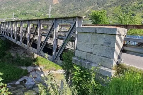Die im Jahr 1906 errichtete Brücke über die Plima in Latsch wird neu gebaut und mit einem Fußgänger- und Radweg ausgestattet. Die Bauarbeiten beginnen am 19. Jänner. (Foto: LPA/Ressort für Infrastrukturen und Mobilität)