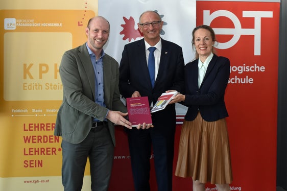 Die Präsentation der Studie Lebenswelten junger Menschen in der Europaregion mit dem Tiroler Landesrat Mattle (Bildmitte) in Innsbruck (Foto: Land Tirol/Elisabeth Huldschiner)