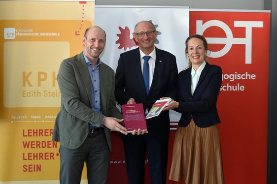 Die Präsentation der Studie Lebenswelten junger Menschen in der Europaregion mit dem Tiroler Landesrat Mattle (Bildmitte) in Innsbruck (Foto: Land Tirol/Elisabeth Huldschiner)