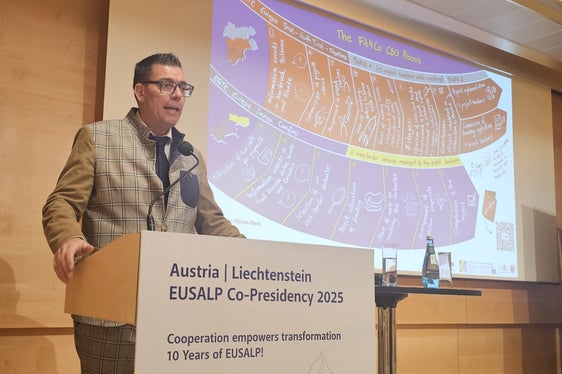 Matthias Fink (Generalsekretär Euregio Tirol-Südtirol-Trentino und Projektleiter Fit4Co CBO) stellte den Fit4Co Prozess vor. (Foto: Euregio)