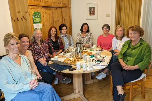 Primo costruttivo incontro con la rete servizi Casa delle donne: da sinistra Federica Criscenti, Stephanie Benin, Barbara Wielander, Renate Seeber, Ingrid Palfrader, Helga Seebacher, Sigrid Pisanu, Cornelia Mayrl e l'assessora Rosmarie Pamer (Foto: ASP/Hannes Wisthaler)