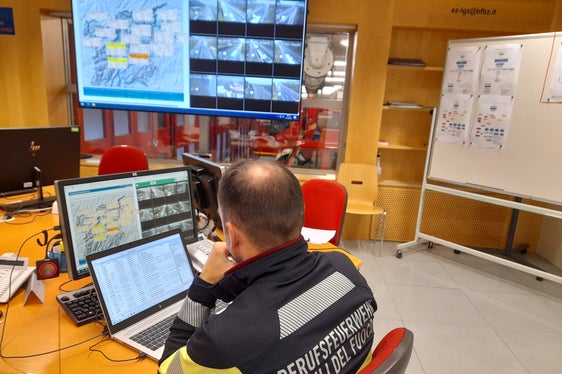 Auch das Lagezentrum in der Agentur für Bevölkerungsschutz an der Drususallee in Bozen wurde mit der Aktivierung des Hochwasserdienstes ab 23 Uhr besetzt. (Foto: LPA/Maja Clara)