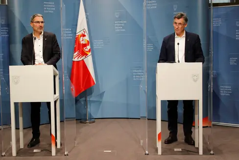 Nella conferenza stampa odierna il presidente Kompatscher e l’assessore Widmann hanno fatto un quadro della situazione epidemiologica e motivato le misure restrittive adottate ieri per 20 Comuni (Foto: ASP)