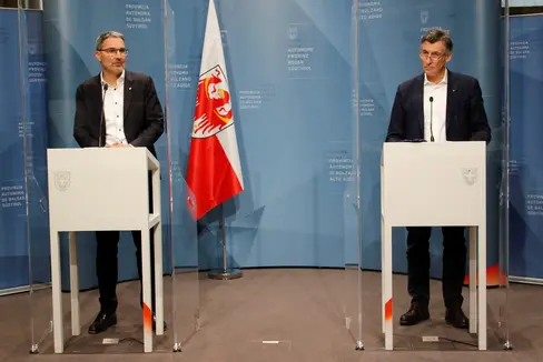 Nella conferenza stampa odierna il presidente Kompatscher e l’assessore Widmann hanno fatto un quadro della situazione epidemiologica e motivato le misure restrittive adottate ieri per 20 Comuni (Foto: ASP)