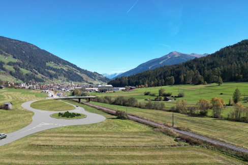 Das Rendering zeigt das Projekt zur Umgestaltung der Kreuzung der Staatsstraße Pustertal SS 49 mit der SS 52 nach Sexten sowie zur Beseitigung des Bahnübergangs. (Foto: Ressort für Infrastruktur und Mobilität)