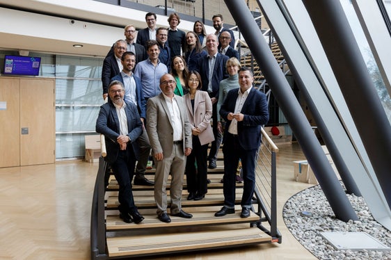 Von 35 Einreichungen haben es neun ins Finale des Euregio-Innovationspreises 2022 geschafft: Im Bild die Einreichenden mit der Jury. (Foto: EFA/Philipp Huber)