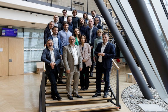 Su 35 candidature, sei sono arrivate alla finale dell'Premio Euregio per l'innovazione 2022. Nell'immagine i partecipanti al concorso con la giuria (Foto: EFA/Philipp Huber)