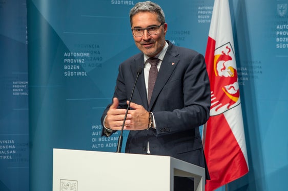 Il presidente della Provincia Arno Kompatscher presenta le delibere approvate nella seduta della Giunta provinciale del 15 novembre (Foto: ASP/Fabio Brucculeri)
