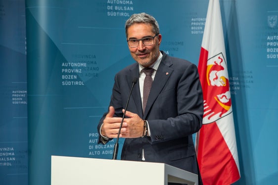 LH Arno Kompatscher stellte die Beschlüsse der Sitzung der Landesregierung vom 15. November vor. (Foto: LPA/Fabio Brucculeri)