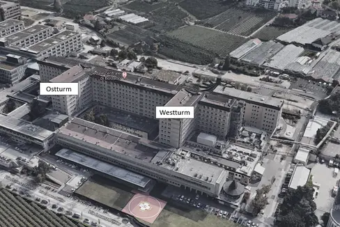 Am Krankenhaus Bozen werden in den kommenden Jahren die beiden Bettentürme saniert und umgebaut. (Foto: LPA/ Google Maps)