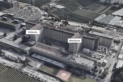 Am Krankenhaus Bozen werden in den kommenden Jahren die beiden Bettentürme saniert und umgebaut. (Foto: LPA/ Google Maps)
