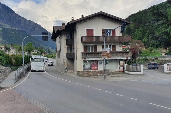 In Partschins soll der Kreuzungsbereich der SS 38 verbessert und sicherer werden (Foto: LPA/Amt für Straßenbau West)