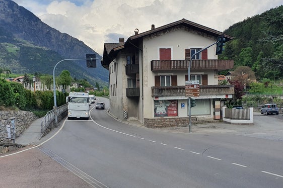 In Partschins soll der Kreuzungsbereich der SS 38 verbessert und sicherer werden (Foto: LPA/Amt für Straßenbau West)