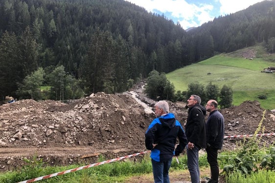 Bevölkerungsschutzlandesrat Schuler, Landeshauptmann Kompatscher, Bürgermeister Alber heute Abend beim Lokalaugenschein nach dem Starkregen im Pflerschtal vor zwei Tagen (Foto: LPA/Cecilia Miribung)