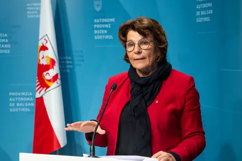 L'assessora Maria Hochgruber Kuenzer nel corso della conferenza stampa odierna (Foto: ASP/Fabio Brucculeri)