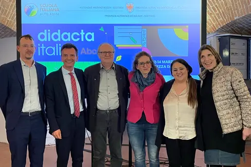 La delegazione della scuola italiana dell'Alto Adige alla Fiera Didacta di Firenze. Nella foto (da sinistra) il direttore del Servizio provinciale di valutazione Terence Leone, il sovrintendente Vincenzo Gullotta, Giorgio Bolondi, docente di Unibz, le ricercatrici di Indire Serena Greco e Francesca Storai e la docente Silvia Sartori. (Foto: USP)