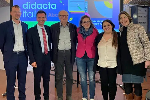 La delegazione della scuola italiana dell'Alto Adige alla Fiera Didacta di Firenze. Nella foto (da sinistra) il direttore del Servizio provinciale di valutazione Terence Leone, il sovrintendente Vincenzo Gullotta, Giorgio Bolondi, docente di Unibz, le ricercatrici di Indire Serena Greco e Francesca Storai e la docente Silvia Sartori. (Foto: USP)