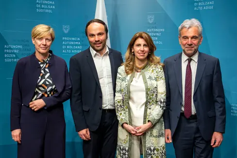 Le linee guida per le nuove misure di promozione dell'imprenditoria femminile sono state presentate oggi (da sinistra) dalla direttrice della Ripartizione economia Manuela Defant, dall'assessore provinciale Philipp Achammer, dall'imprenditrice Marina Rubatscher Crazzolara e dall'assessore provinciale Arnold Schuler (Foto: ASP/Fabio Brucculeri)