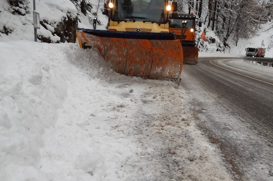 Die Mitarbeiter des Landesstraßendienstes sorgten dafür, dass Straßen wieder befahrbar und Bushaltestellen zugänglich blieben. (Foto: Agentur für Bevölkerungsschutz/Landesstraßendienst)