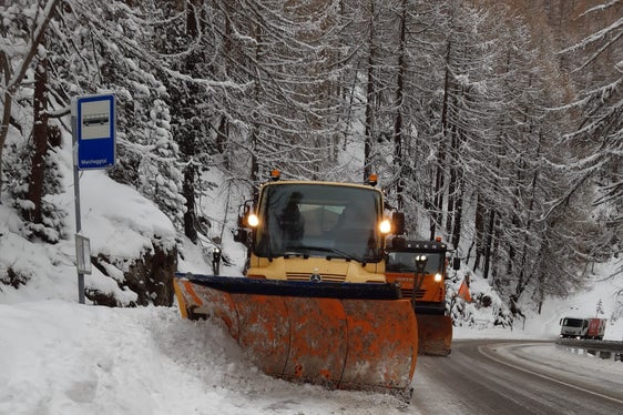I dipendenti del Servizio Strade hanno fatto in modo che le strade fossero di nuovo percorribili e che le fermate degli autobus rimanessero accessibili (Foto: Agenzia per la protezione civile / Servizio Strade)