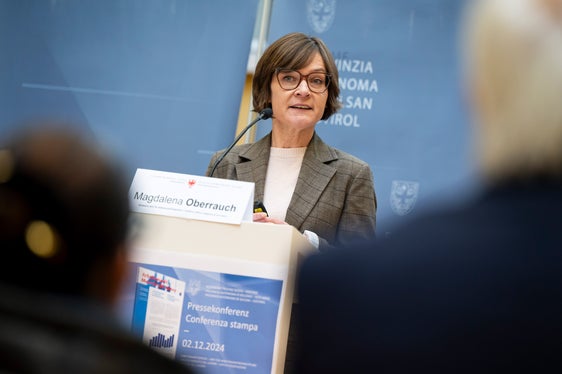 Magdalena Oberrauch, Direktorin des Amtes für Arbeitsmarktintegration, gab zu bedenken, dass die Arbeitsvermittlung mit zunehmendem Alter schwieriger wird. (Foto: LPA/Fabio Brucculeri)