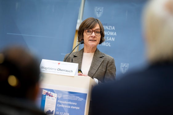 Magdalena Oberrauch, Direktorin des Amtes für Arbeitsmarktintegration, gab zu bedenken, dass die Arbeitsvermittlung mit zunehmendem Alter schwieriger wird. (Foto: LPA/Fabio Brucculeri)