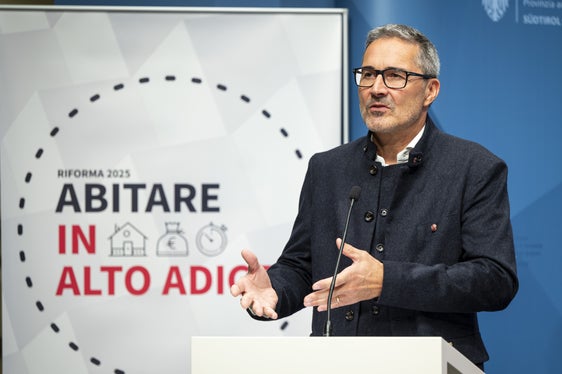Das leistbare Wohnen ist eines der zentralen Themen dieser Legislaturperiode und im Koalitionsprogramm haben wir verankert, dass wir große Anstrengungen unternehmen werden, um das Wohnen für die einheimische Bevölkerung in Südtirol wieder leistbar zu machen, erklärte Landeshauptmann und Finanzlandesrat Arno Kompatscher. (Foto: LPA/Fabio Brucculeri)