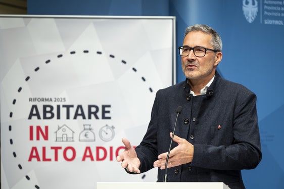“L'accessibilità degli alloggi è uno dei temi centrali di questa legislatura e nel programma di coalizione abbiamo sancito che faremo grandi sforzi per rendere nuovamente accessibili gli alloggi alla popolazione locale in Alto Adige”, così il presidente della Provincia e assessore alle Finanze Arno Kompatscher. (Foto: USP/Fabio Brucculeri)