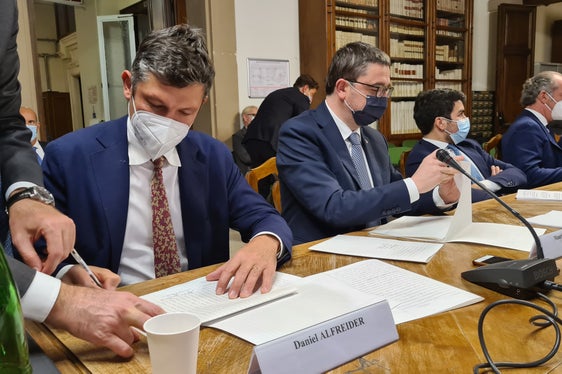 Le vizepresidënt Daniel Alfreider tratan la firma dl at de costituziun dla sozieté nöia “Infrastrutture Milano Cortina 2020 – 2026 SpA”. (Foto: USP/Davide Cordua)