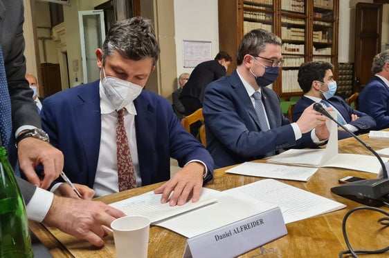 Landeshauptmannstellvertreter Alfreider bei der Vertragsunterzeichnung (Foto: LPA/Davide Cordua)