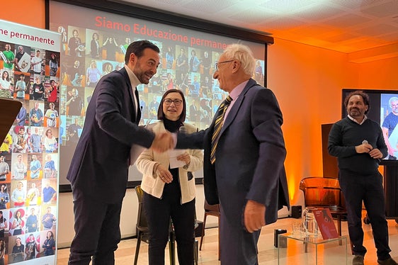 Il vicepresidente Marco Galateo premia uno dei docenti nel corso della giornata celebrativa al Trevilab. Il ventesimo anniversario dell'ADEP non è solo una celebrazione storica, ma il riconoscimento tangibile dell'impegno profuso dalla Provincia di Bolzano nel garantire standard elevati per la formazione degli adulti, ha detto Galateo. (Foto: USP)