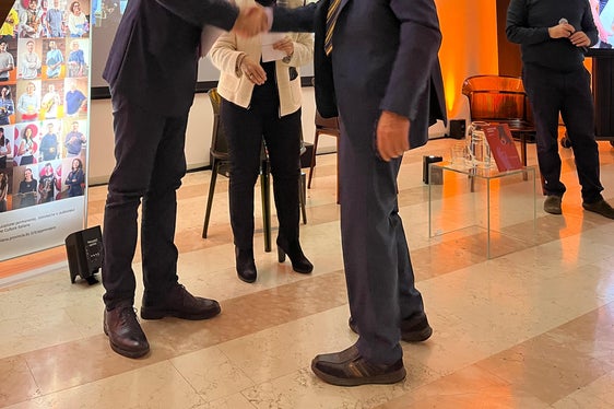 Il vicepresidente Marco Galateo premia uno dei docenti nel corso della giornata celebrativa al Trevilab. Il ventesimo anniversario dell'ADEP non è solo una celebrazione storica, ma il riconoscimento tangibile dell'impegno profuso dalla Provincia di Bolzano nel garantire standard elevati per la formazione degli adulti, ha detto Galateo. (Foto: USP)