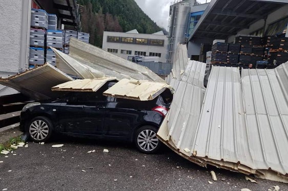 Der starke Wind war vor allem für die Schäden infolge des Gewitters verantwortlich: Alles, was nicht niet- und nagelfest war, hielt den Sturmböen von teils über 90 Stundenkilometern nicht gegen. (Foto: Freiwillige Feuerwehr Vahrn)