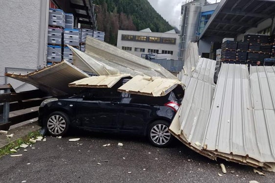 Il forte vento è stato il principale responsabile dei danni causati dal temporale (Foto: ASP/Vigili del fuoco volontari di Varna)