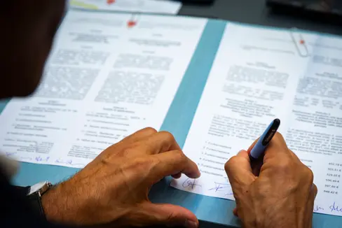 Am 23. August wurde der Entwurf unterschrieben; nun hat die Landesregierung grünes Licht zur definitiven Unterschrift unter den 1. Teilvertrag des Bükv gegeben. (Foto: LPA/Fabio Brucculeri)