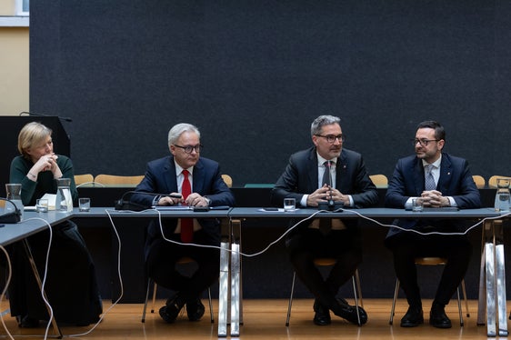 Da sinistra la direttrice della Ripartizione Sviluppo economico Manuela Defant, il segretario generale Eros Magnago, il presidente della Provincia autonoma di Bolzano Arno Kompatscher e l'assessore provinciale allo Sviluppo economico Marco Galateo. (Foto: USP/Lucia Rose Buffa)