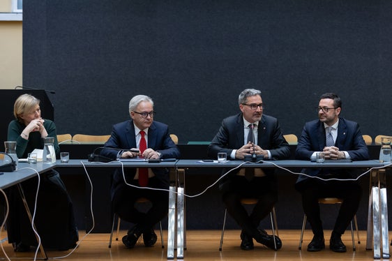 Sprachen sich einheitlich für die Kontinuität der Produktion und der Beschäftigung aus: (v.l.) Manuela Defant (Direktorin der Abteilung Wirtschaftsentwicklung), Generalsekretär Eros Magnago, Landeshauptmann Arno Kompatscher und Wirtschaftslandesrat Marco Galateo. (Foto: LPA/Lucia Rose Buffa)