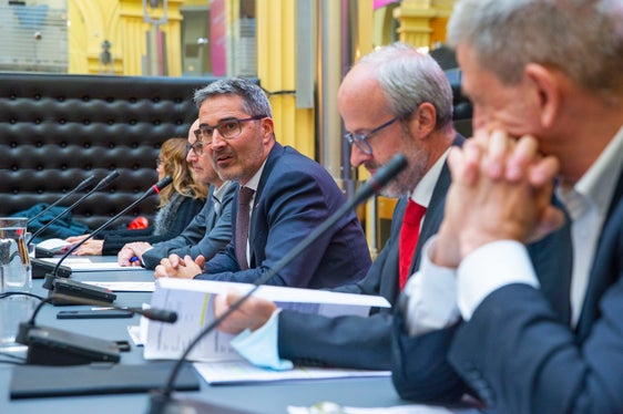 Die Vertreterinnen und Vertreter der Privatkliniken hatten die Möglichkeit, für sie relevante Themen mit Landeshauptmann Kompatscher (im Bild l. mit dem Generaldirektor des Südtiroler Sanitätsbetriebs Florian Zerzer) zu besprechen. (Foto: LPA/ Fabio Brucculeri)