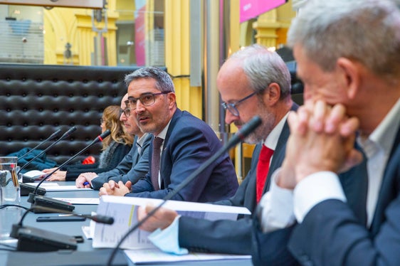 Die Vertreterinnen und Vertreter der Privatkliniken hatten die Möglichkeit, für sie relevante Themen mit Landeshauptmann Kompatscher (im Bild l. mit dem Generaldirektor des Südtiroler Sanitätsbetriebs Florian Zerzer) zu besprechen. (Foto: LPA/ Fabio Brucculeri)